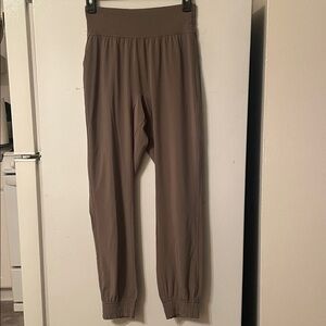 Lululemon Athletica Women’s Size 4 Like New Olive Green Joggers Gummy Logo